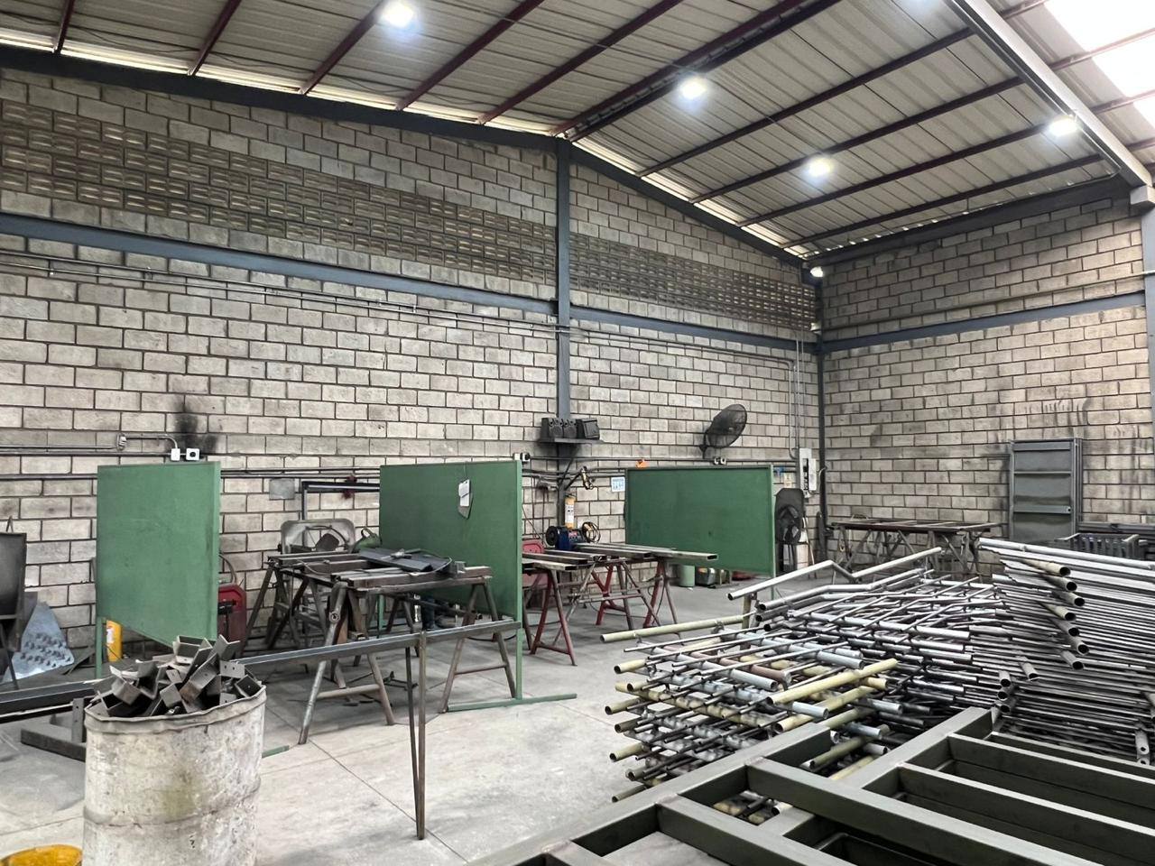 Nave de producción de Credirejas S.A.S. con puestos de armado y soldadura