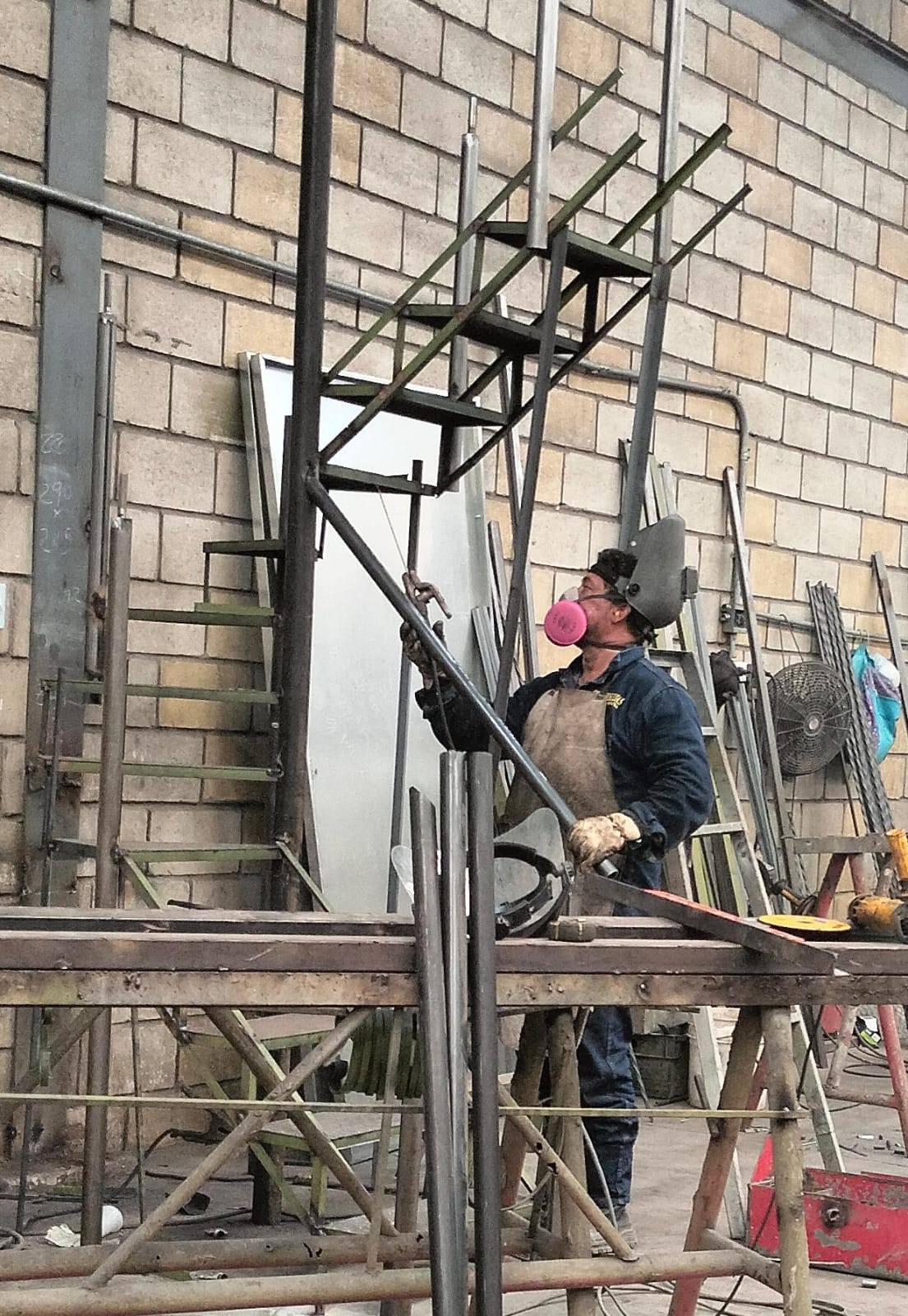 Armado de estructura metálica en planta