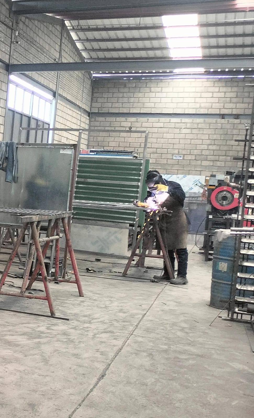 Soldador de Credirejas ejecutando cordón de soldadura MIG