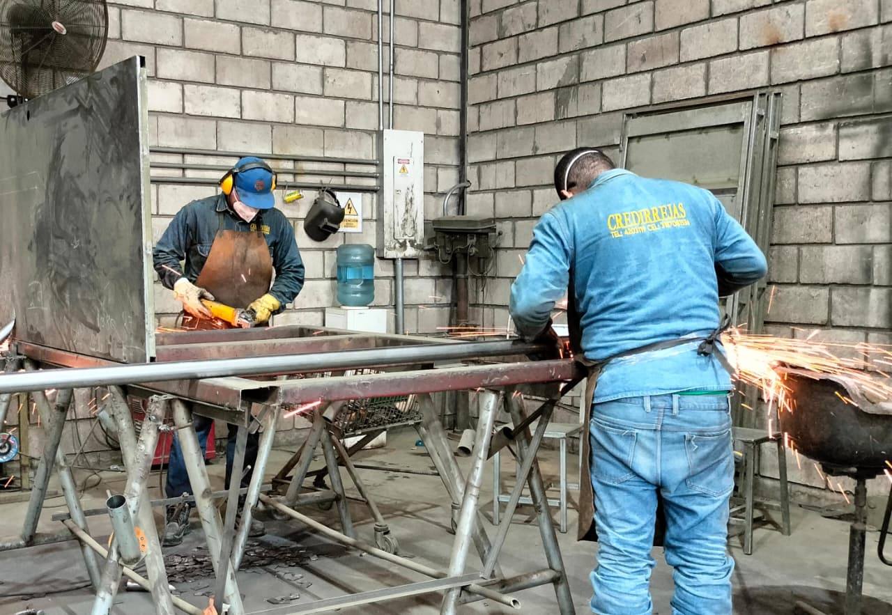 Equipo de trabajo de Credirejas en planta