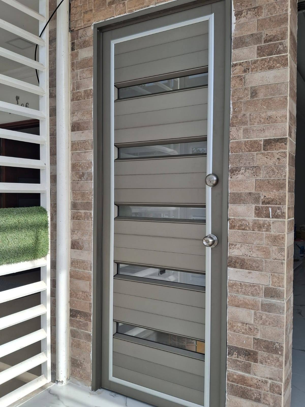 Puerta en aluminio y PVC